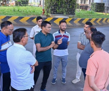 Municipal Commissioner Ahirwar inspects cleanliness on major roads, residential areas