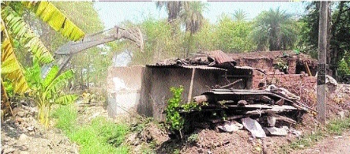 Seven houses, sheds razed near Upper Lake as administration enforces strict FTL norms