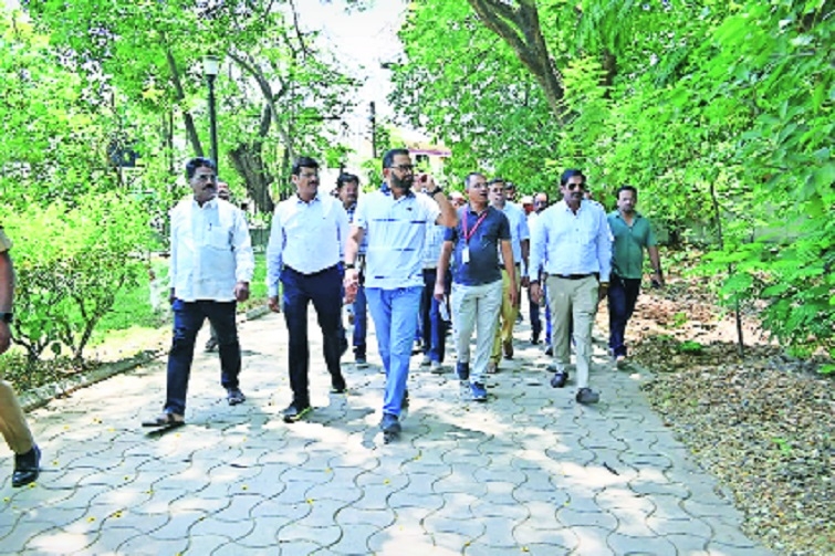Municipal Comm inspects parks river cleaning