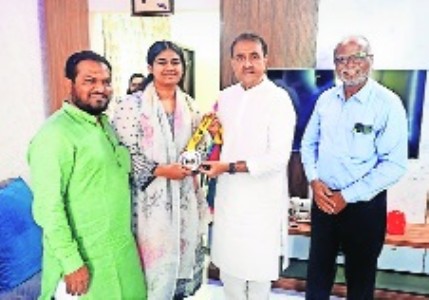 Patel, Pyare Khan, IG Patil fete Alfiya