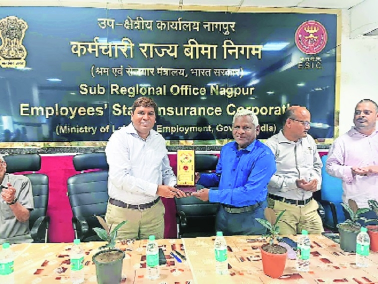 ESIC SRO Nagpur honours ESIC Pensioners Welfare Association 