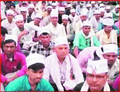 Thousands of guest teachers storm Bhopal