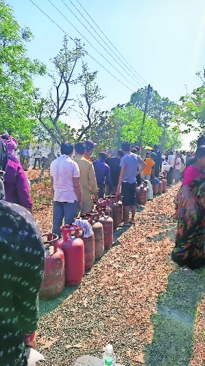 Huge line for LPG cylinder in Ayodhya Nagar