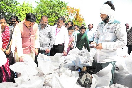 CM Dr Yadav inspects wheat centers; last date for purchase extended till May 23