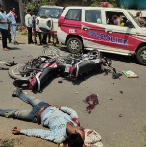 Man killed, four injured after speeding bikes collide