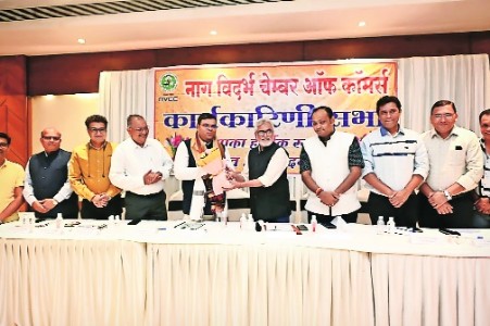 Pramod Nikalje guides NVCC members and traders on New Income Tax Act