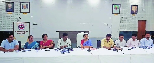 Dr Manali Kshirsagar addressing mediapersons Dr Raju Hiwase