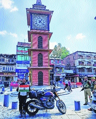Amrapali Padghan holding the Indian tricolour at Ghanta Ghar Lal Chowk