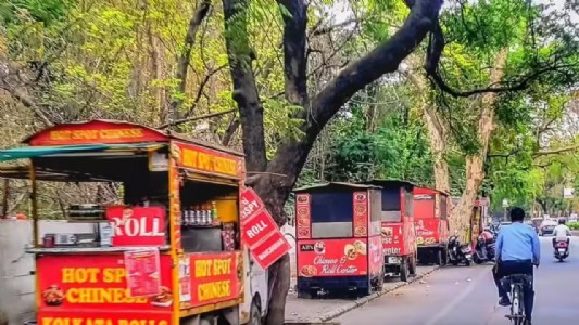 136 illegal stalls removed in 400 days What is NMC doing daily? Enforcement Deptt reports an average of 1 seizure of stall every 3 days