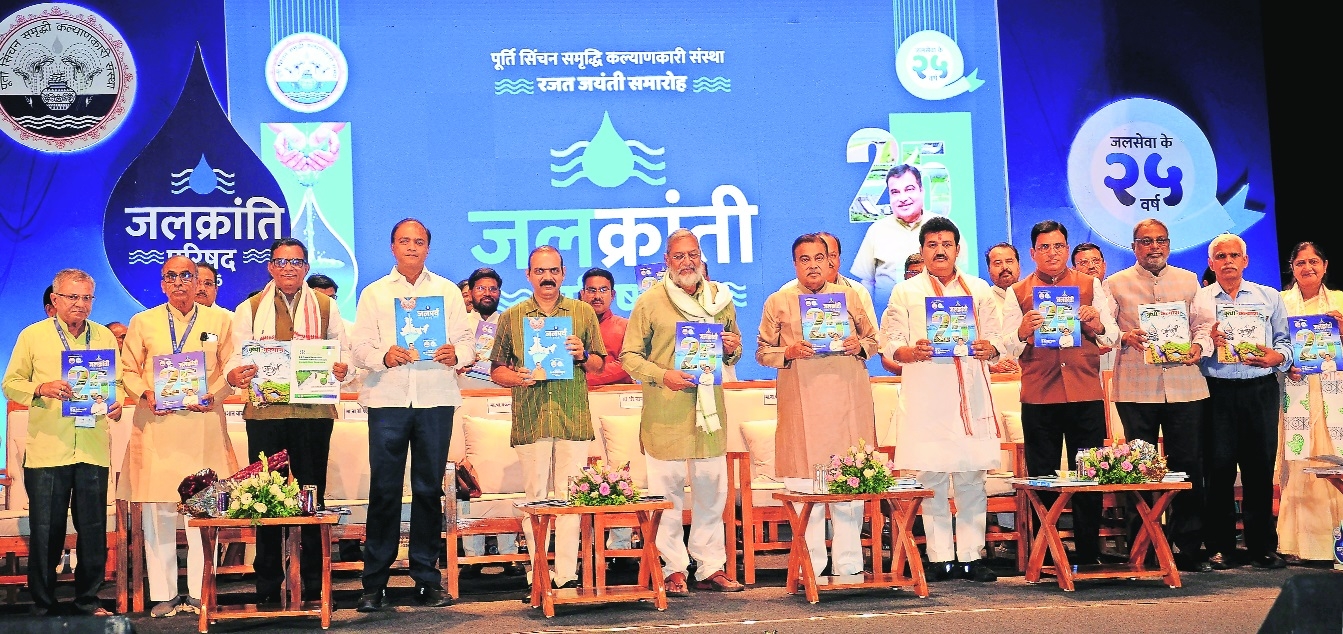 nana patekar and makrand anaspure with gadkari