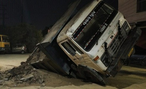 Dumper stucks in pothole on Rly Bridge No. 1 to Kanchghar road, public enraged
