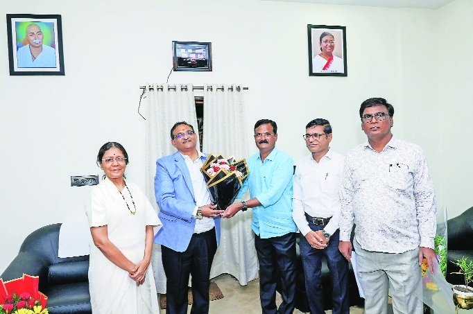 Dr Rajiv Hiwase welcoming Dr Akhilesh Peshw