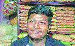 Jhalmuri vendor, who treated 