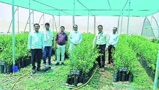Ravindra Manohare with executive and farmers representative.