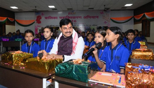 CM interacts with girls taking part in GEM at NTPC Vindhyachal