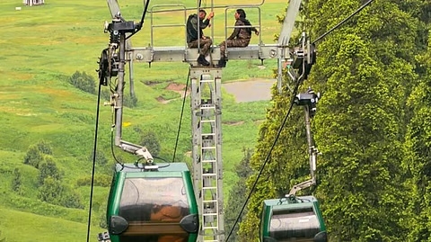 300 tourists rescued in 7-hr operation after Gulmarg cable car malfunctions