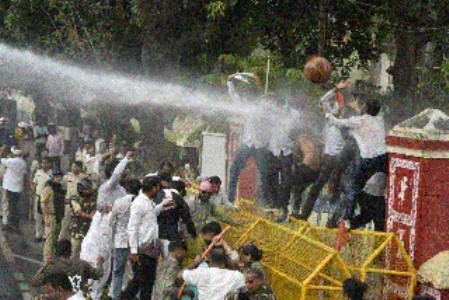 Cong corporators gherao JMC Hq, demand resolution of civic problems