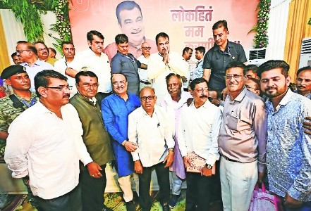 Shikshak Sahakari Bank felicitates Union Minister Gadkari on his birthday