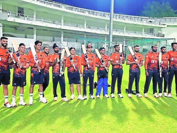 Bharat Rangers owner gifts bats to team mem