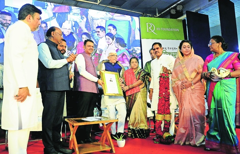 Devendra Fadnavis felicitating Ranjit Deshmukh and Roopa Deshmukh