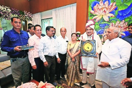 Sadhana Co-operative Bank officials extend birthday greeting to Gadkari
