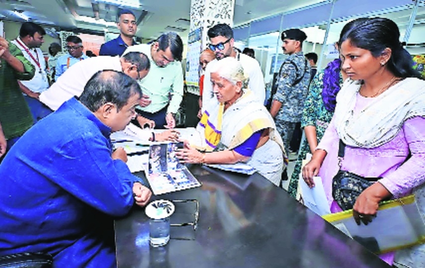 Gadkari resolves civic grievances on the spot at Janta Darbar
