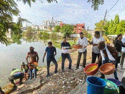 JMC Commr personally takes part in cleanliness drive of Gopalbagh pond