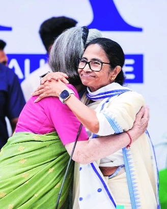 Mamata meets Sonia amid TMC conflict