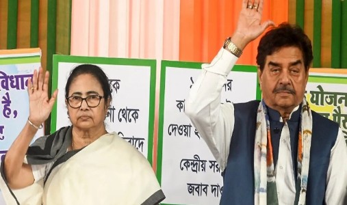 Won’t desert Mamata in difficult times: Shatrughan