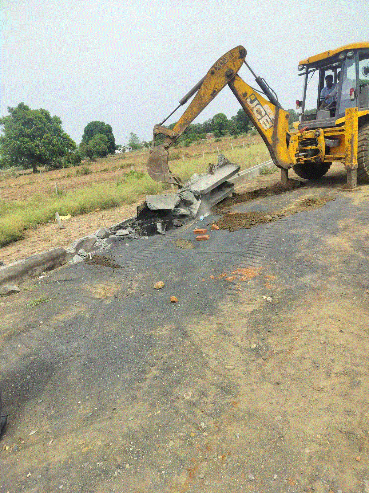 Admn demolishes unauthorised