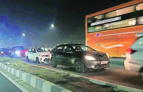 Weekend rush, bottlenecks cause massive traffic-jam on Wardha Rd