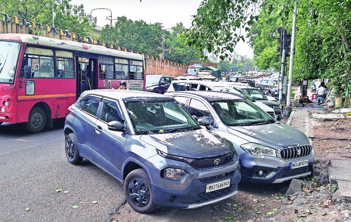 Parking crisis in Nagpur Pvt vehicles surge parking shrinks
