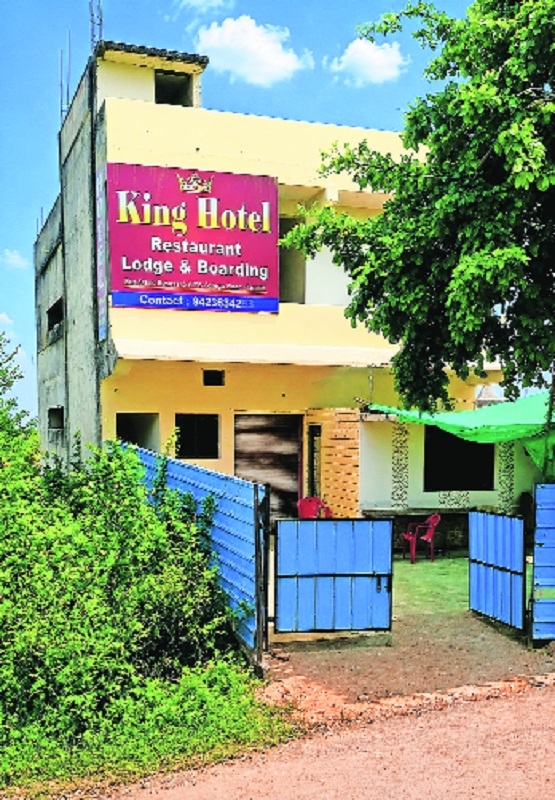 Prostitution racket in king hotel ramtek