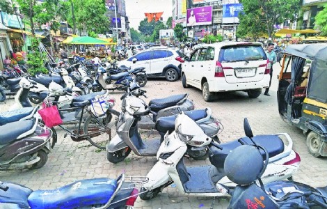 Parking crisis in Nagpur Lack of sincere effort to resolve the problem