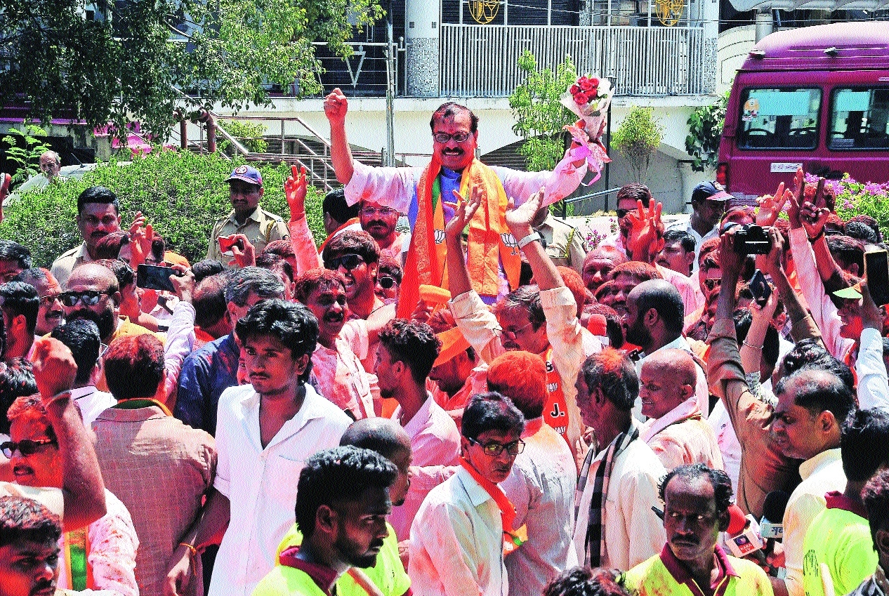 Nagpur BJP supporters celebrating victory of 
