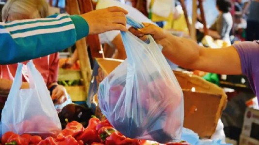PLASTIC BAN since June 23, 2018 8 years, 69 tonnes seized, yet single-use plastic rules streets