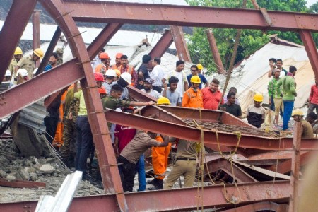 5 killed, 20 hospitalised, several trapped, Under-construction warehouse collapses in Kolkata