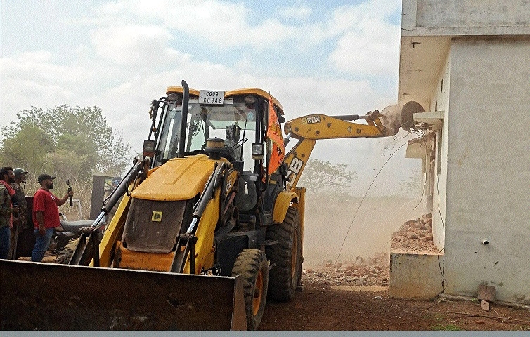Eviction drive begins at Nakti amidst heavy police deployment