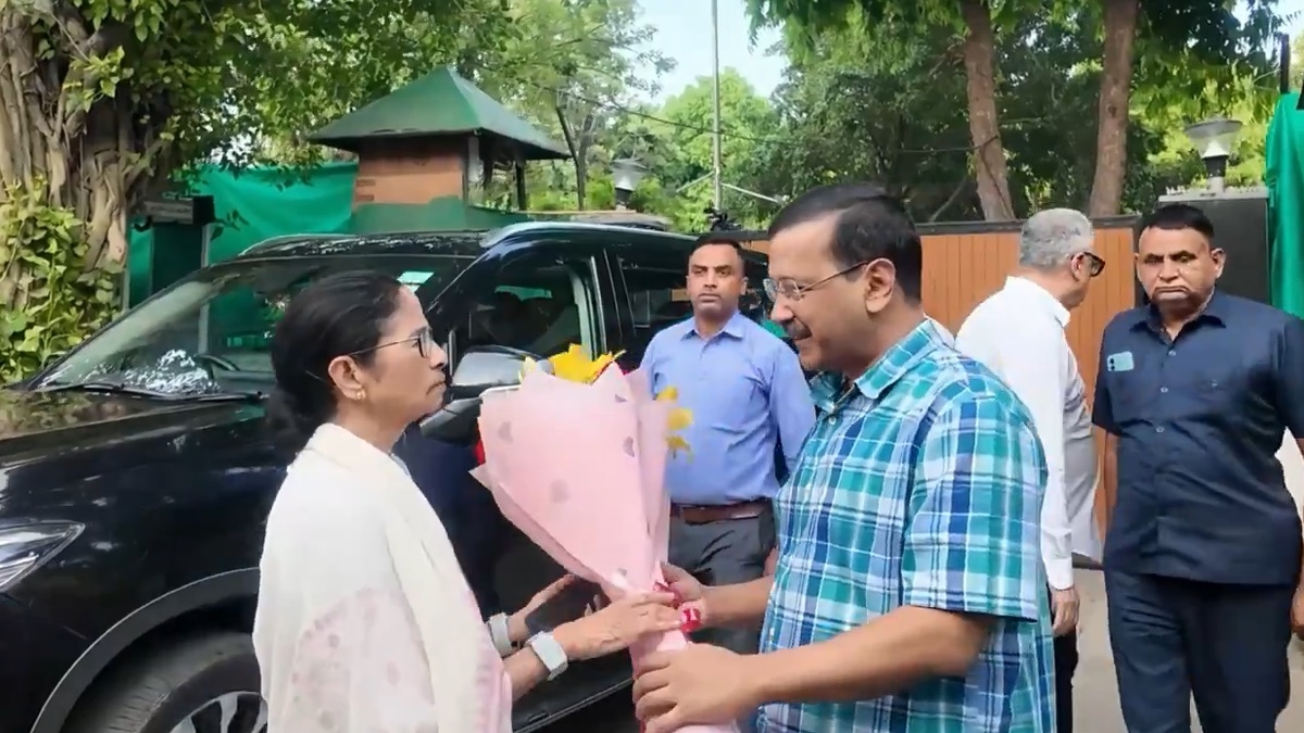 Mamata meets Kejriwal ahead of INDI bloc meet