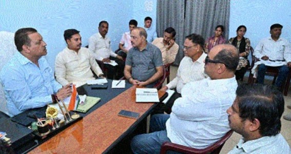 Mayor reviews water-logging prevention, pothole-free roads, beautification works