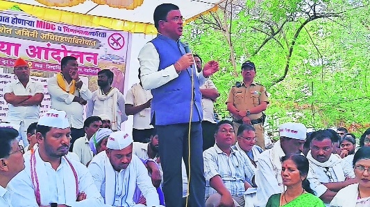 Adv Ashish Jaiswal addressing the farmers