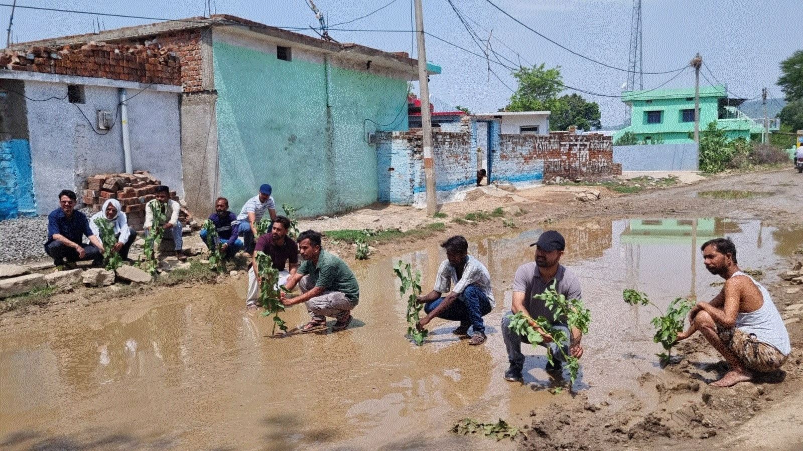 Villagers of Deori Majhgawa area on Kymore-Katni road protesting for road repairs