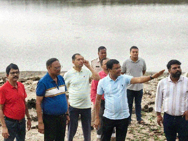 Municipal Commr Ahirwar inspects water 