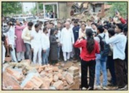 Congress leaders meet affected villagers