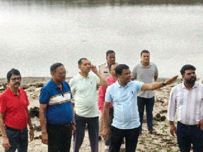 Municipal Commr Ahirwar inspects water supply arrangements at Pariyat Reservior