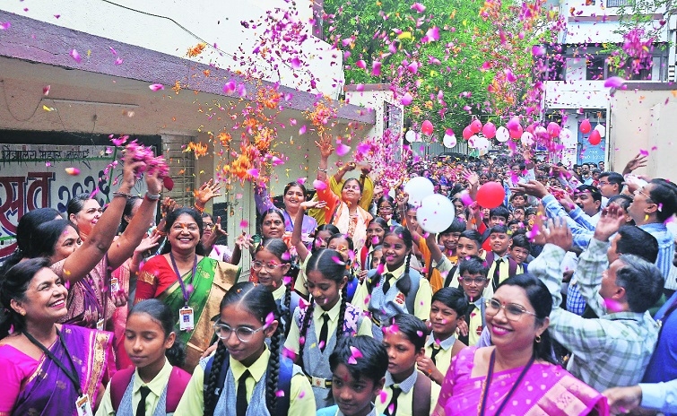 With open arms Students of NMCs D D Nagar High School Mahal