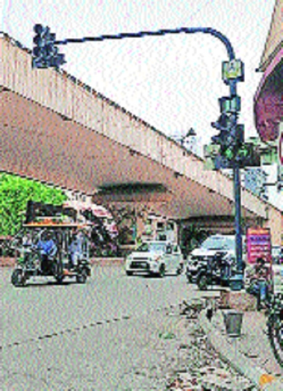 Faulty traffic signals turn busy squares into danger zones