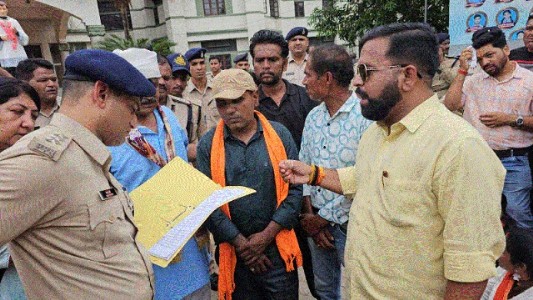 VHP, Bajrang Dal stage massive protest at pvt school, minor vandalism reported