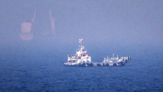 US reimposes blockade on Iran, Tehran threatens to halt all Mideast energy exports