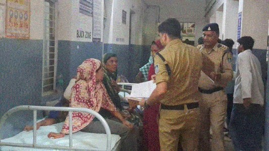 Pick-up vehicle overturns on Lamkana Road, 40 labourers injured